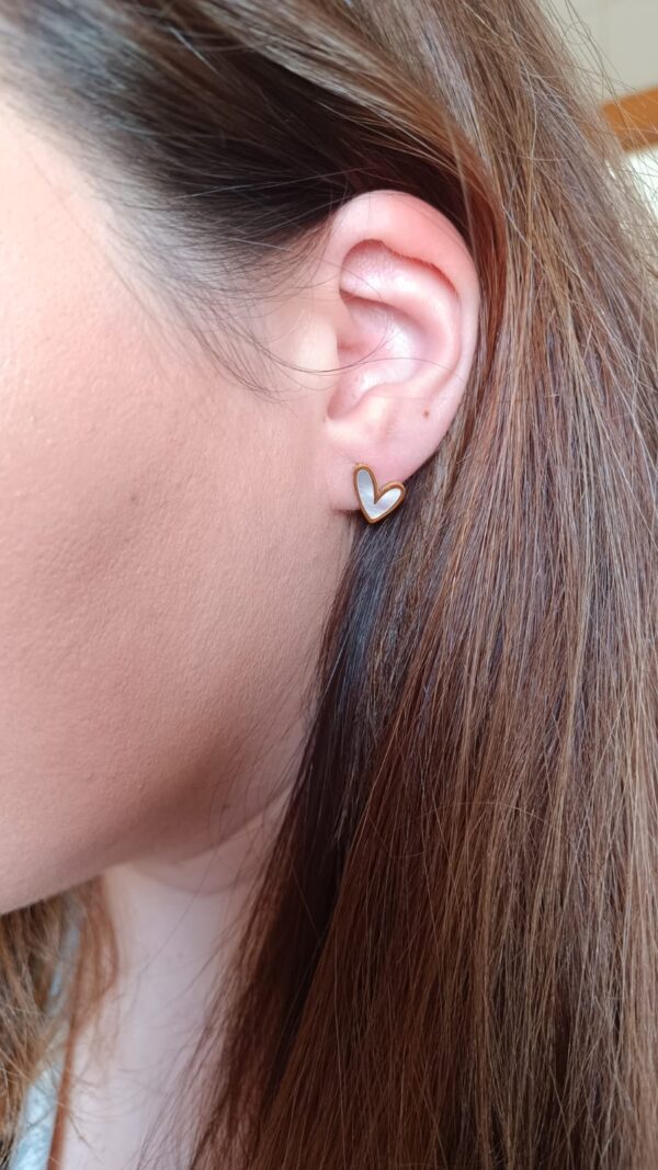 Brincos em aço em forma de coração com madrepérola ao centro