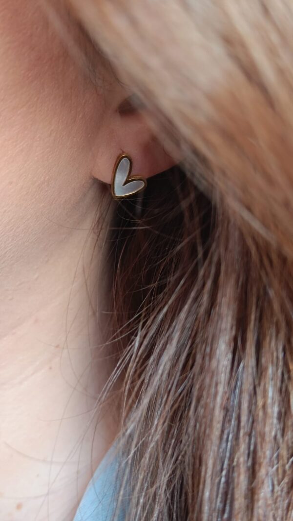 Brincos em aço em forma de coração com madrepérola ao centro