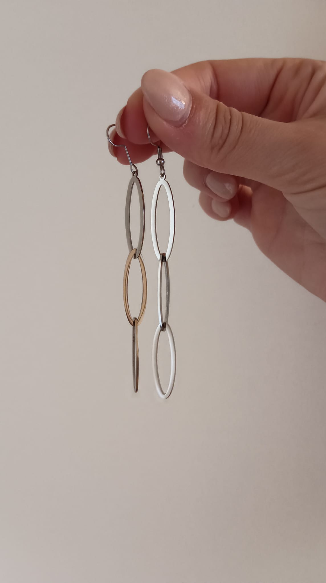 Brincos em aço compridos