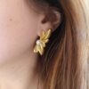 Brincos em aço dourado com pérola