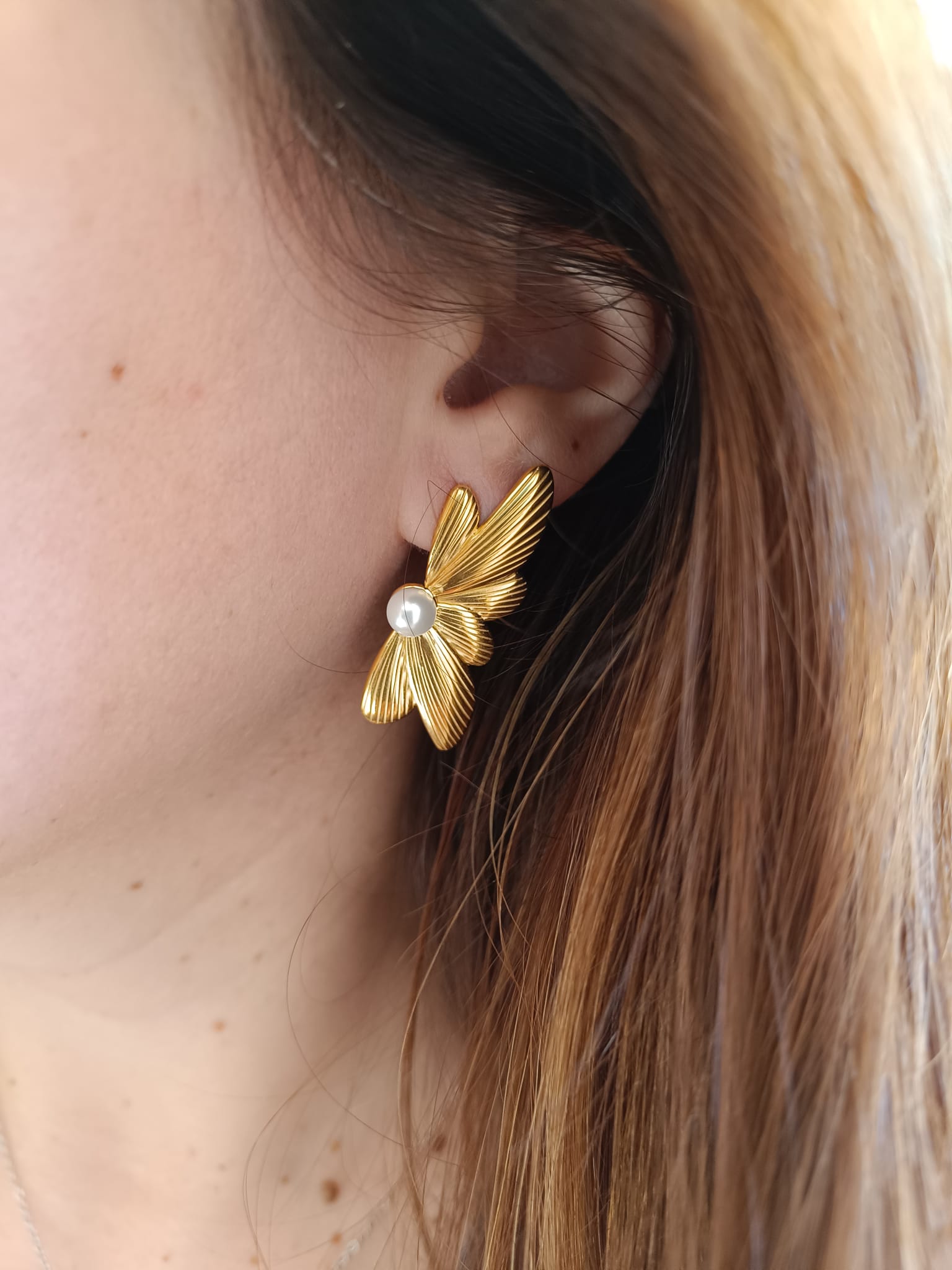 Brincos em aço dourado com pérola