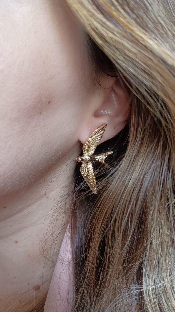 Brincos em aço em forma de ave com textura