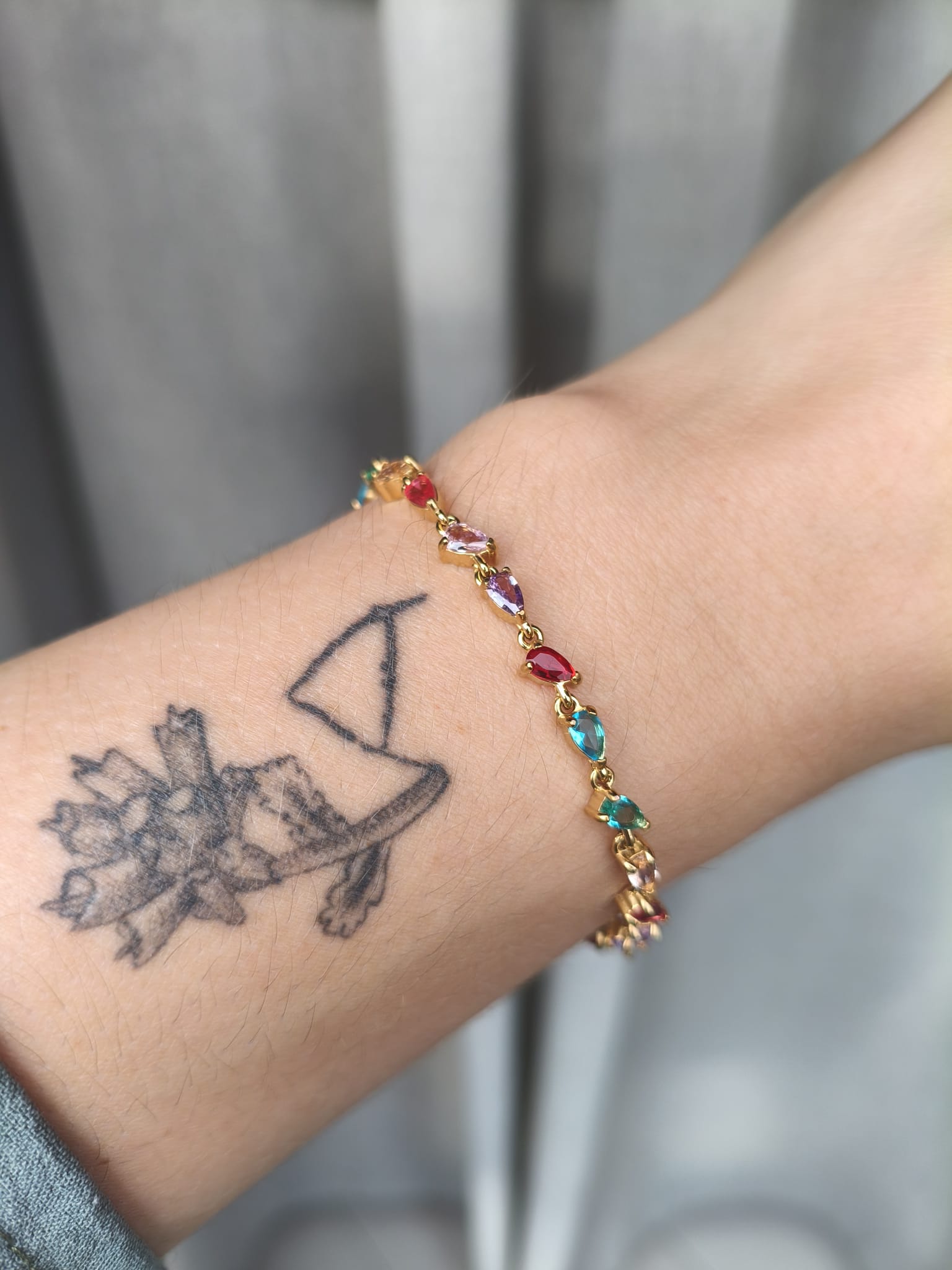 Pulseira em aço com brilhantes de várias dimensões e cores