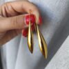 Brincos em aço compridos em forma de gota