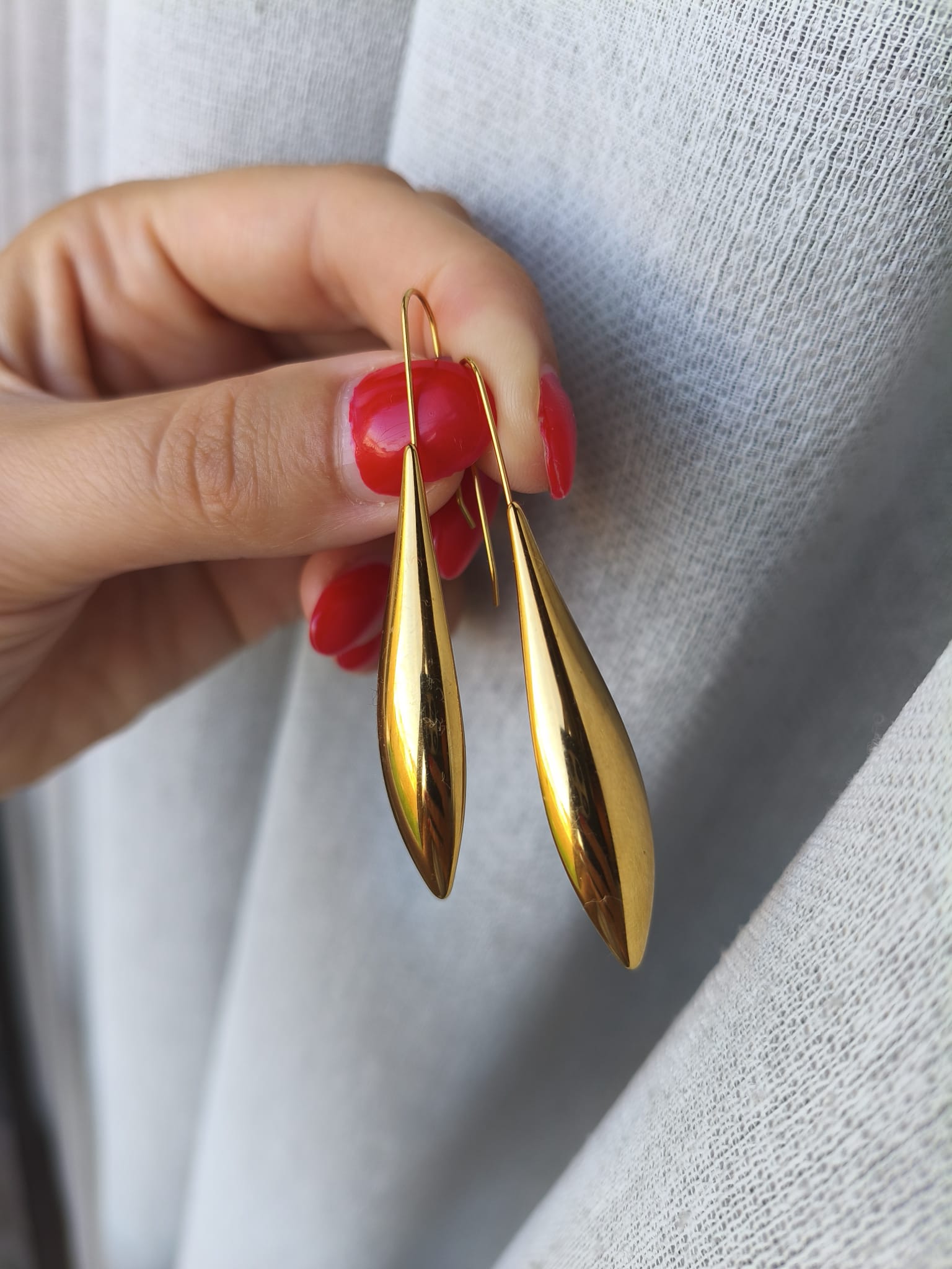 Brincos em aço compridos em forma de gota